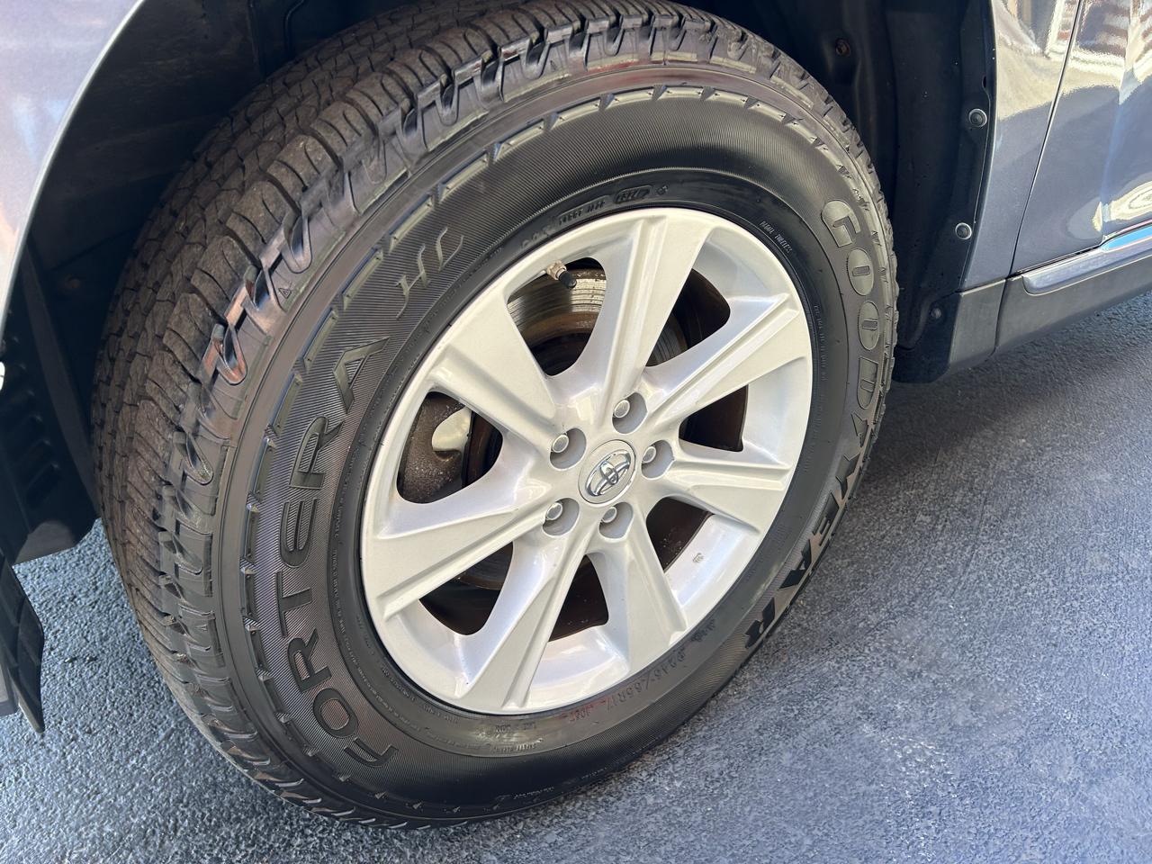 Toyota Highlander 4WD 4dr V6 (Natl) 2013