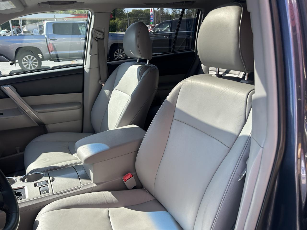 Toyota Highlander 4WD 4dr V6 (Natl) 2013