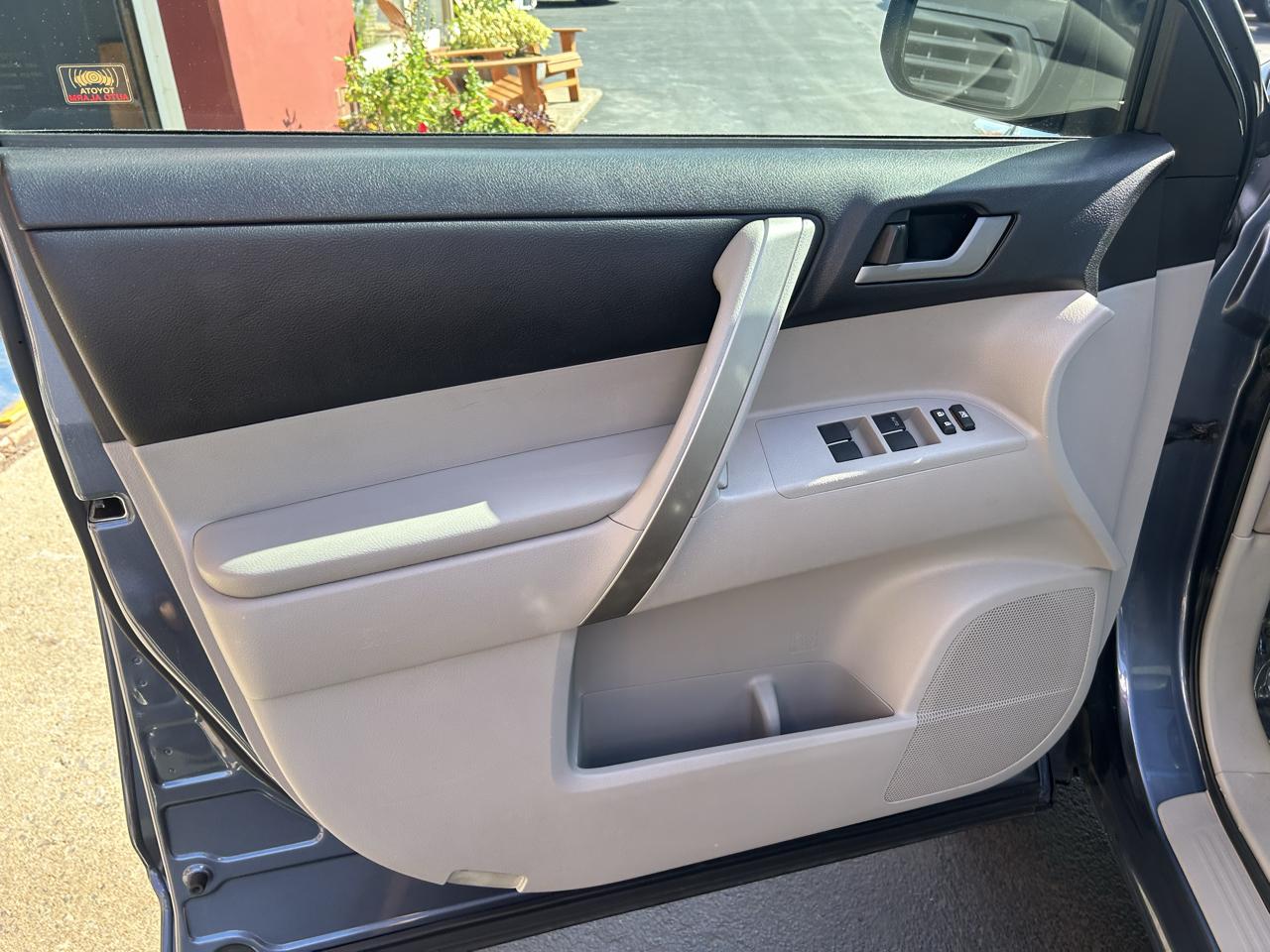 Toyota Highlander 4WD 4dr V6 (Natl) 2013