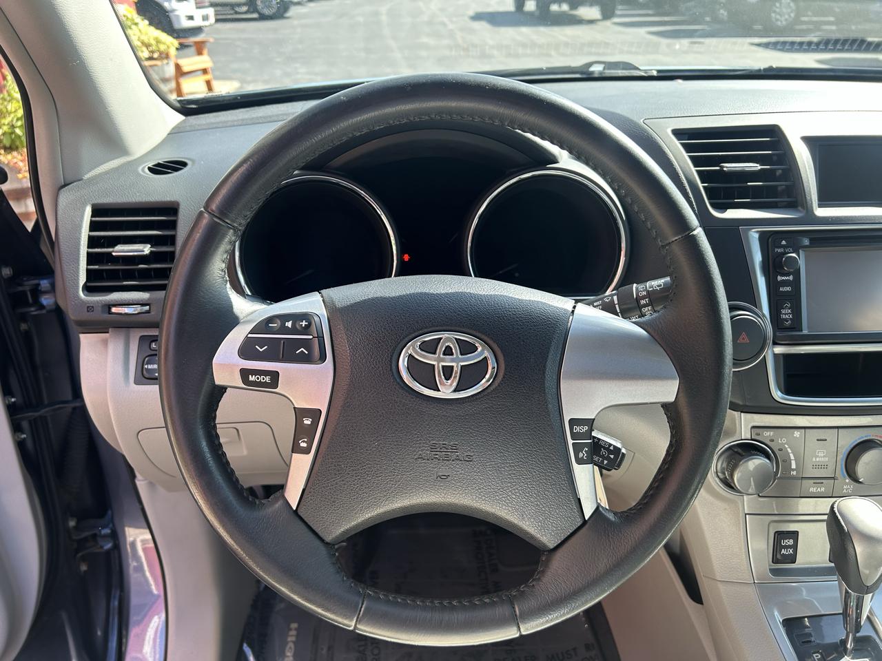 Toyota Highlander 4WD 4dr V6 (Natl) 2013