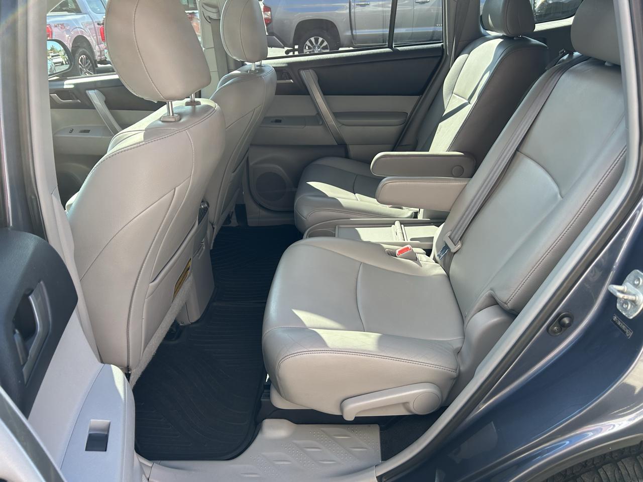 Toyota Highlander 4WD 4dr V6 (Natl) 2013