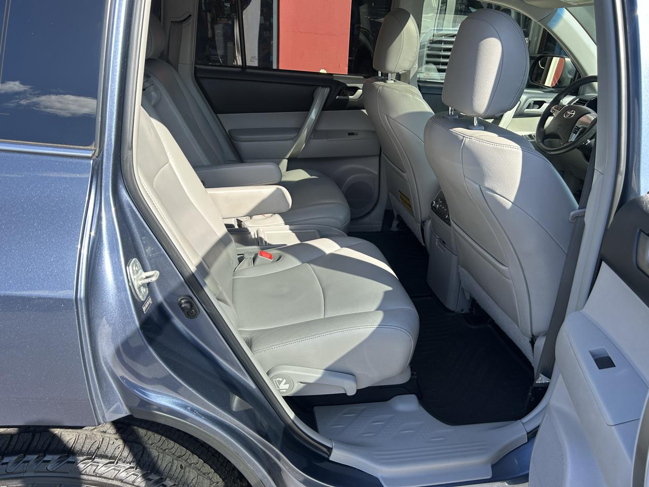 Toyota Highlander 4WD 4dr V6 (Natl) 2013