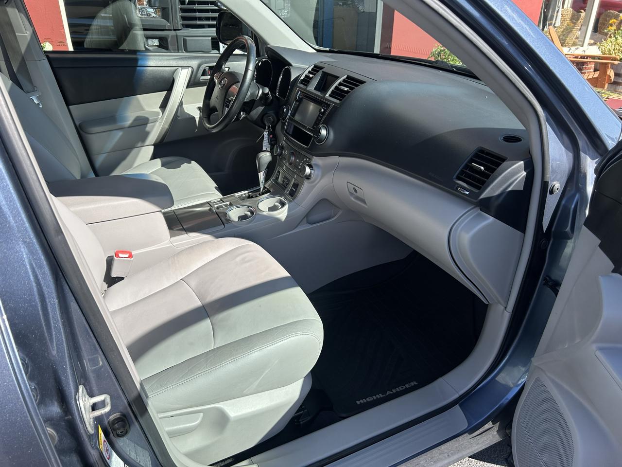 Toyota Highlander 4WD 4dr V6 (Natl) 2013