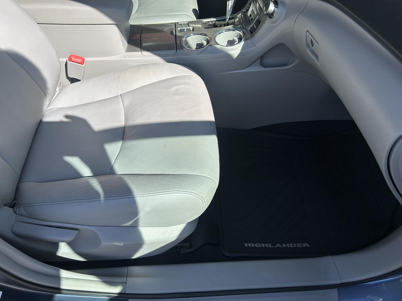 Toyota Highlander 4WD 4dr V6 (Natl) 2013