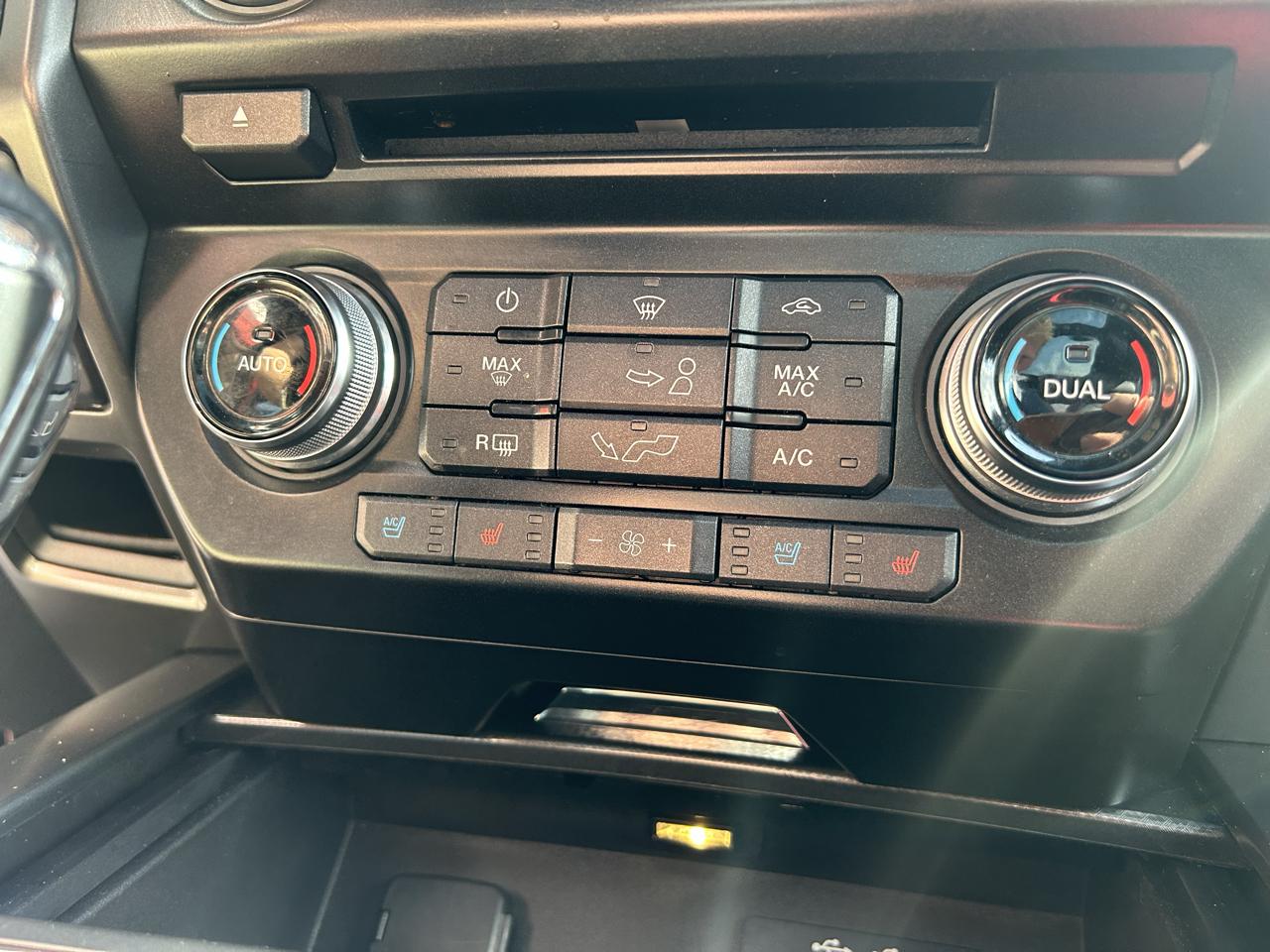 Ford F-150 4WD SuperCrew 145" Lariat 2016
