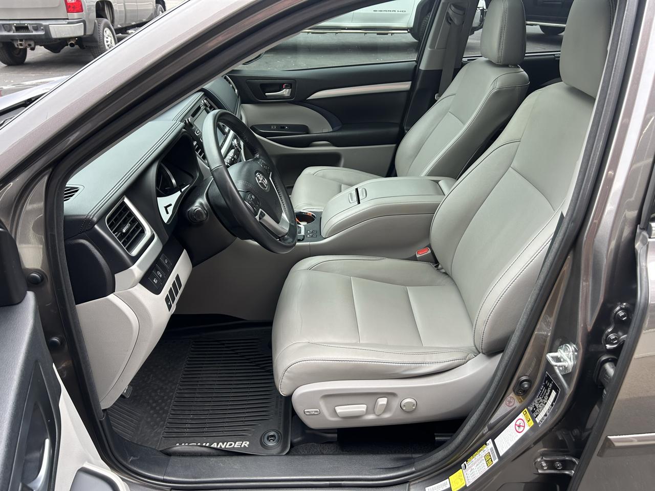 Toyota Highlander XLE V6 AWD (Natl) 2017