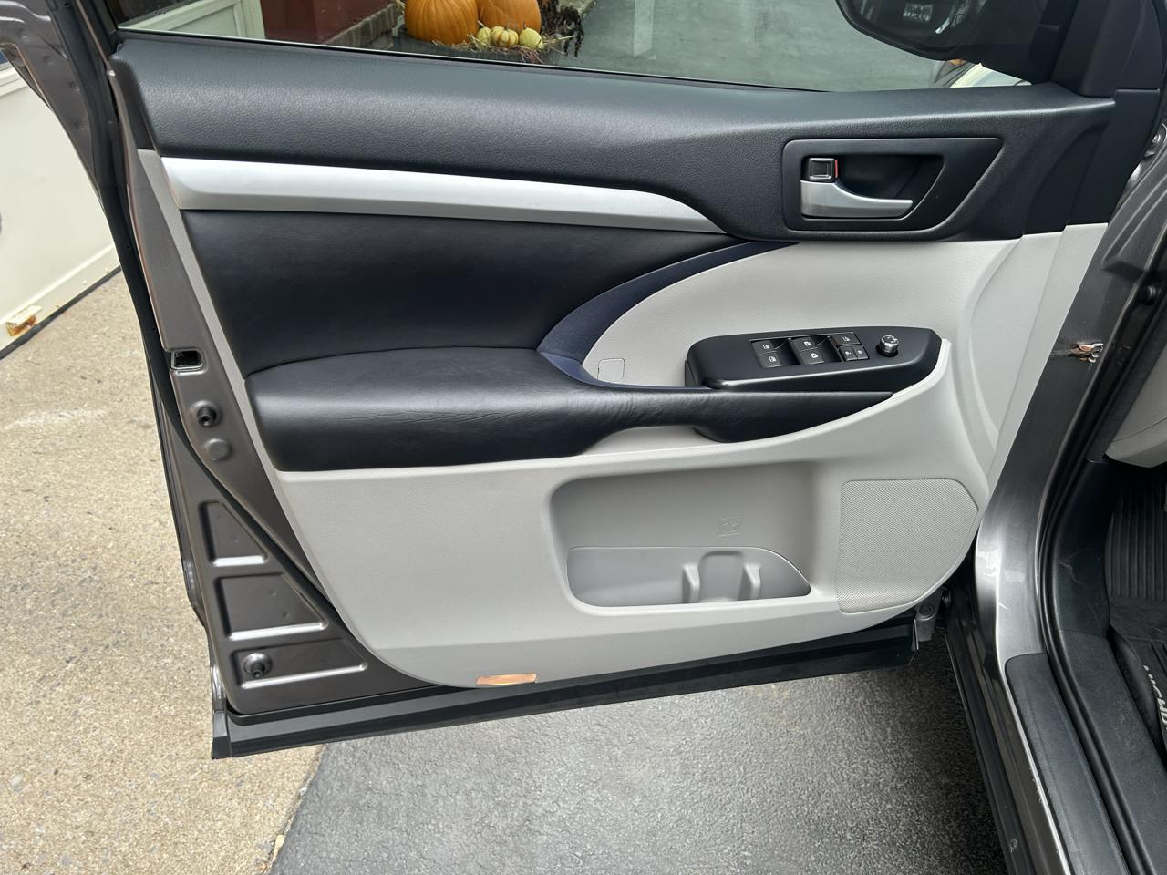 Toyota Highlander XLE V6 AWD (Natl) 2017