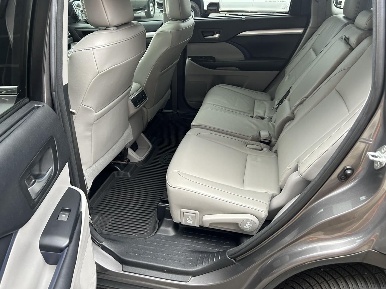 Toyota Highlander XLE V6 AWD (Natl) 2017