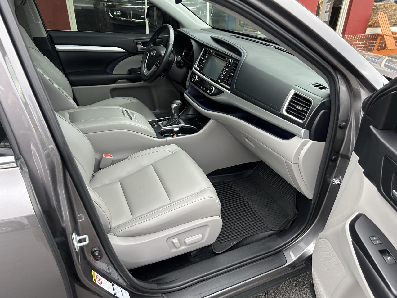 Toyota Highlander XLE V6 AWD (Natl) 2017