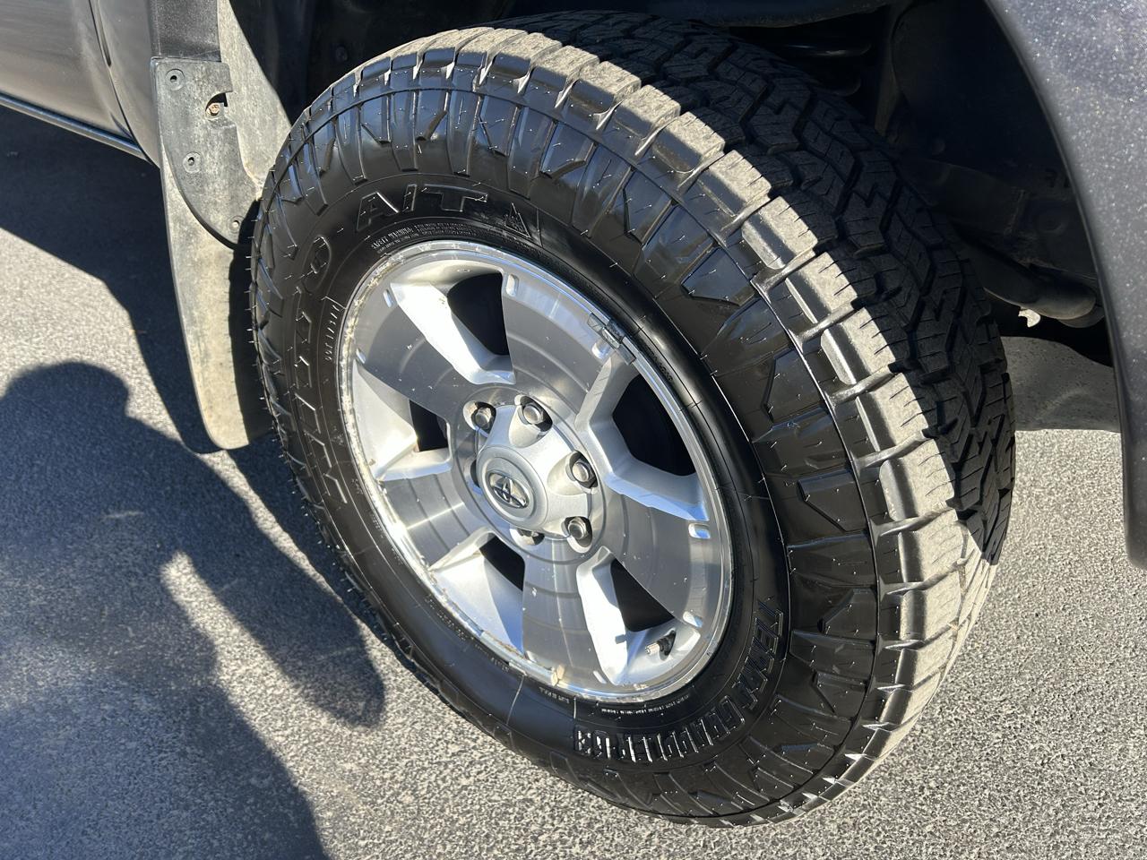 Toyota Tacoma 4WD Double LB V6 AT (Natl) 2011