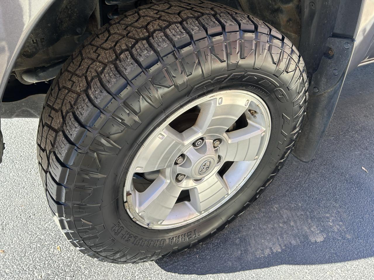 Toyota Tacoma 4WD Double LB V6 AT (Natl) 2011