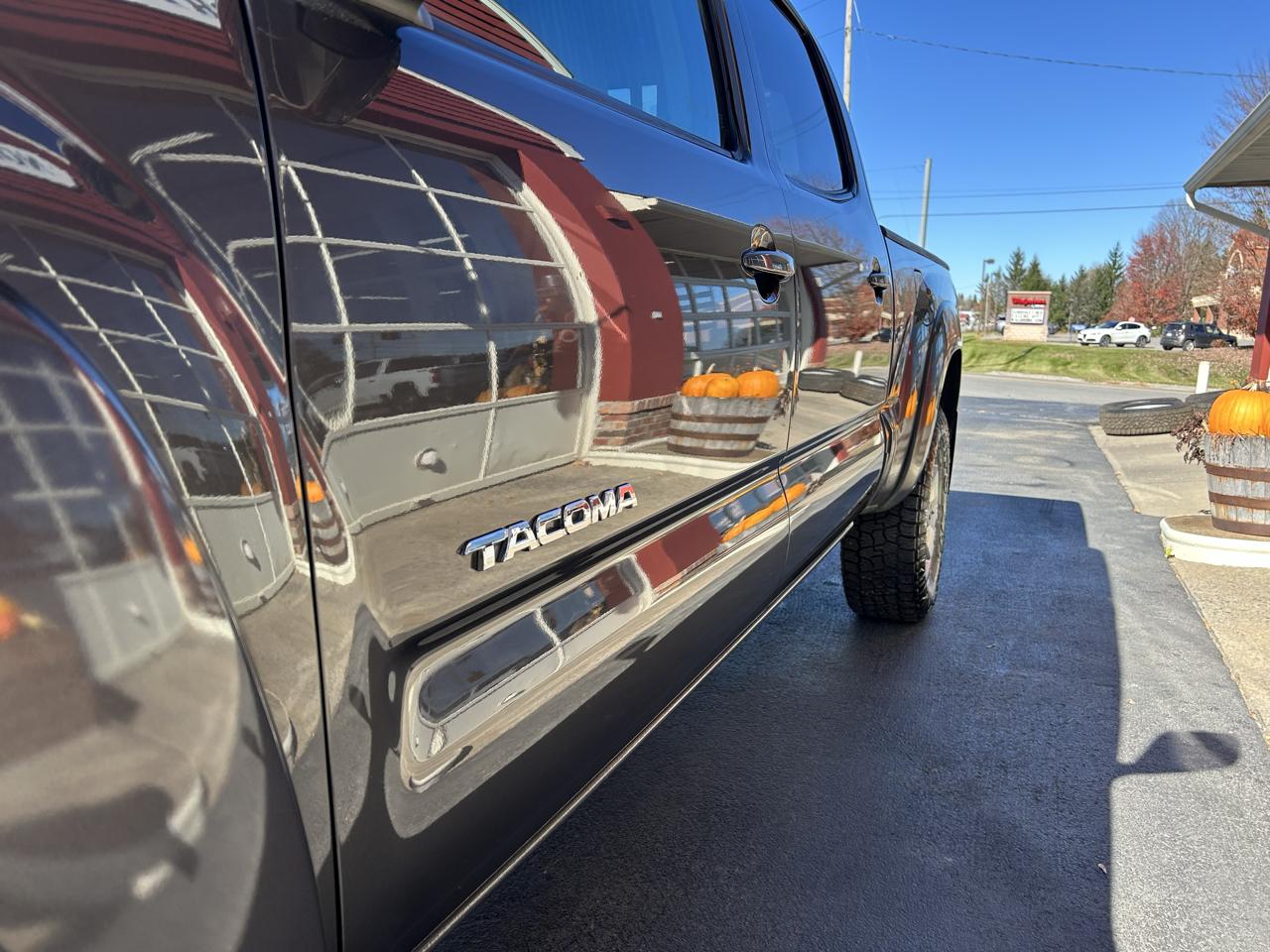 Toyota Tacoma 4WD Double LB V6 AT (Natl) 2011