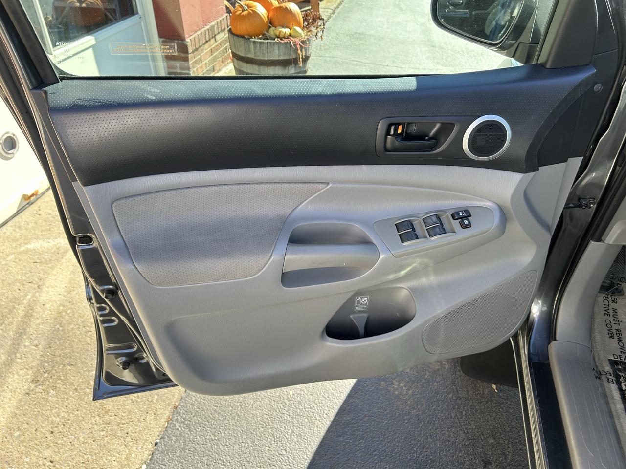 Toyota Tacoma 4WD Double LB V6 AT (Natl) 2011