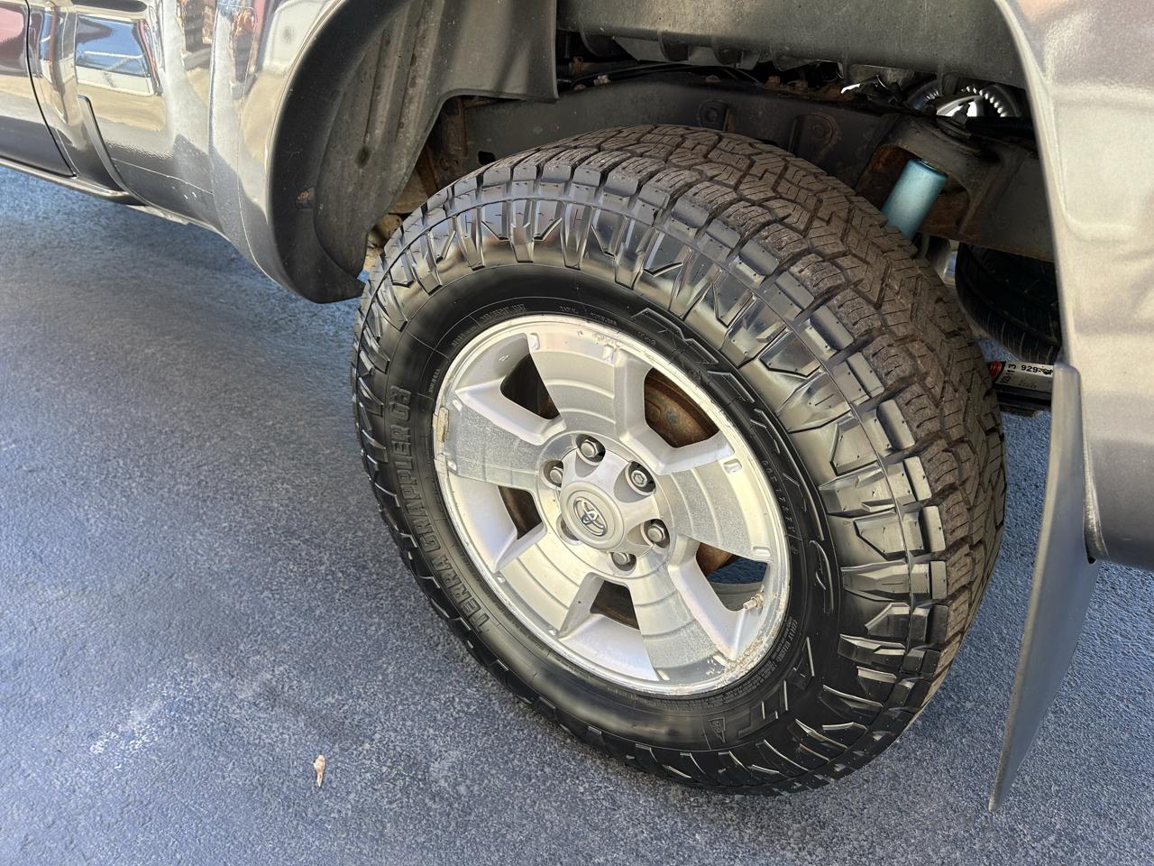Toyota Tacoma 4WD Double LB V6 AT (Natl) 2011