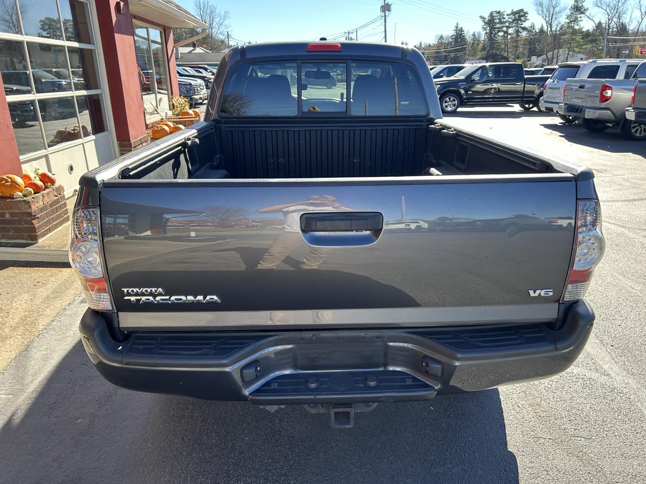 Toyota Tacoma 4WD Double LB V6 AT (Natl) 2011