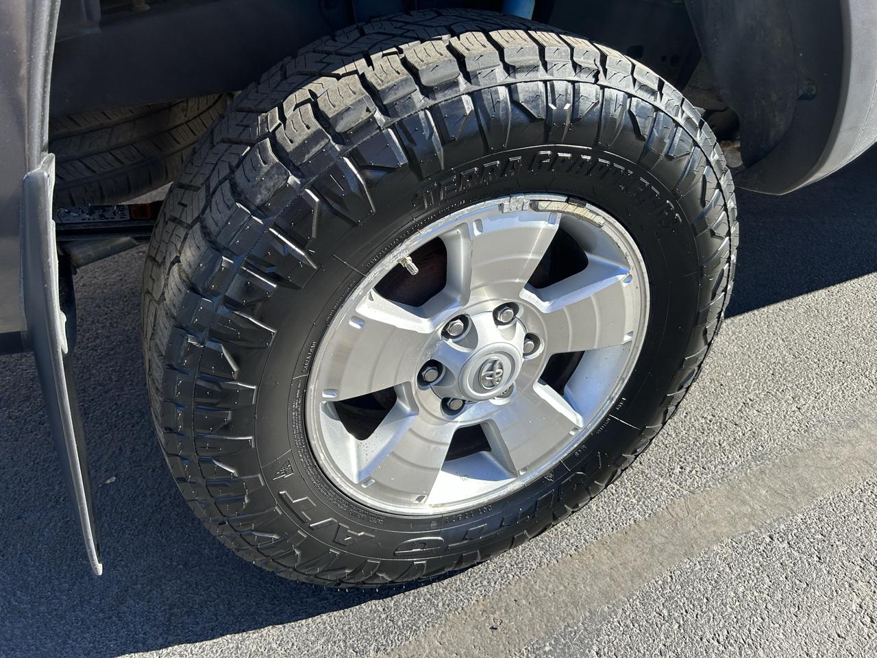 Toyota Tacoma 4WD Double LB V6 AT (Natl) 2011