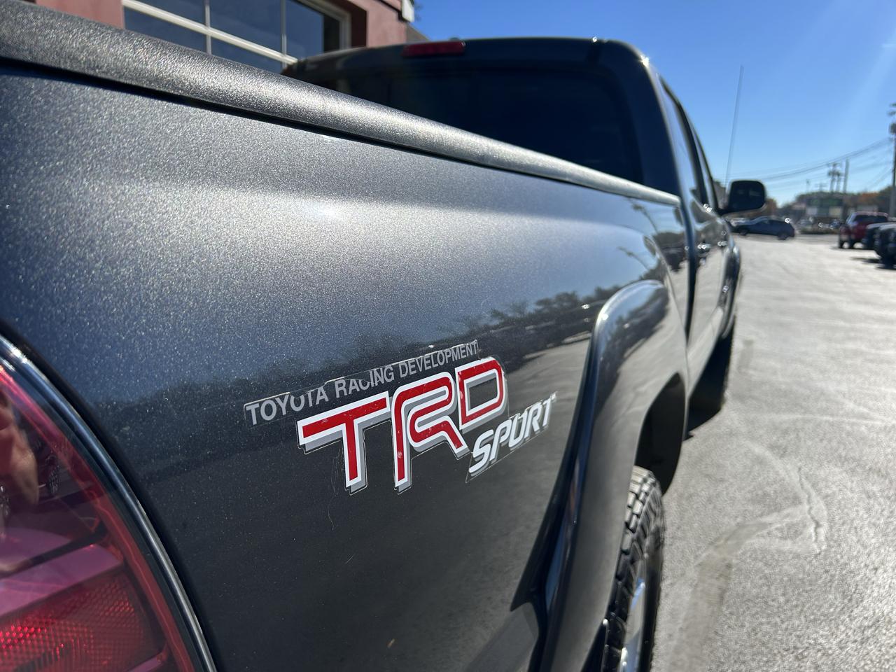 Toyota Tacoma 4WD Double LB V6 AT (Natl) 2011