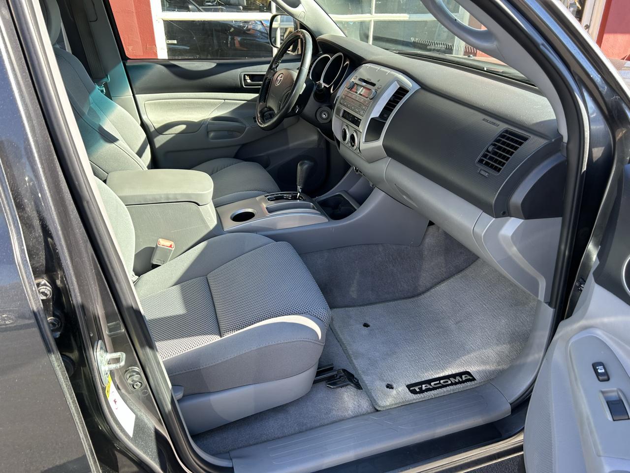 Toyota Tacoma 4WD Double LB V6 AT (Natl) 2011