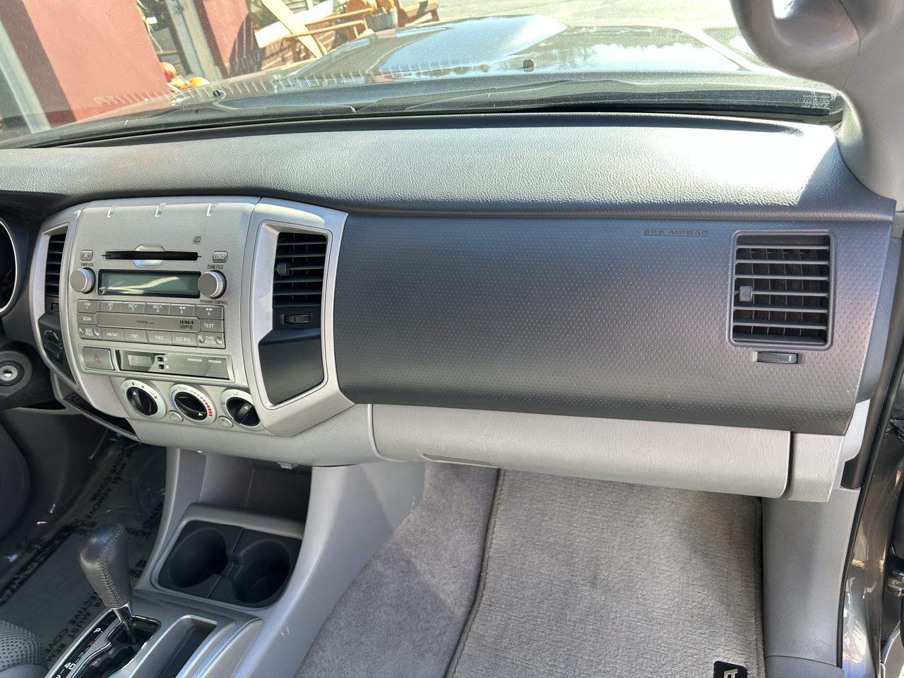 Toyota Tacoma 4WD Double LB V6 AT (Natl) 2011