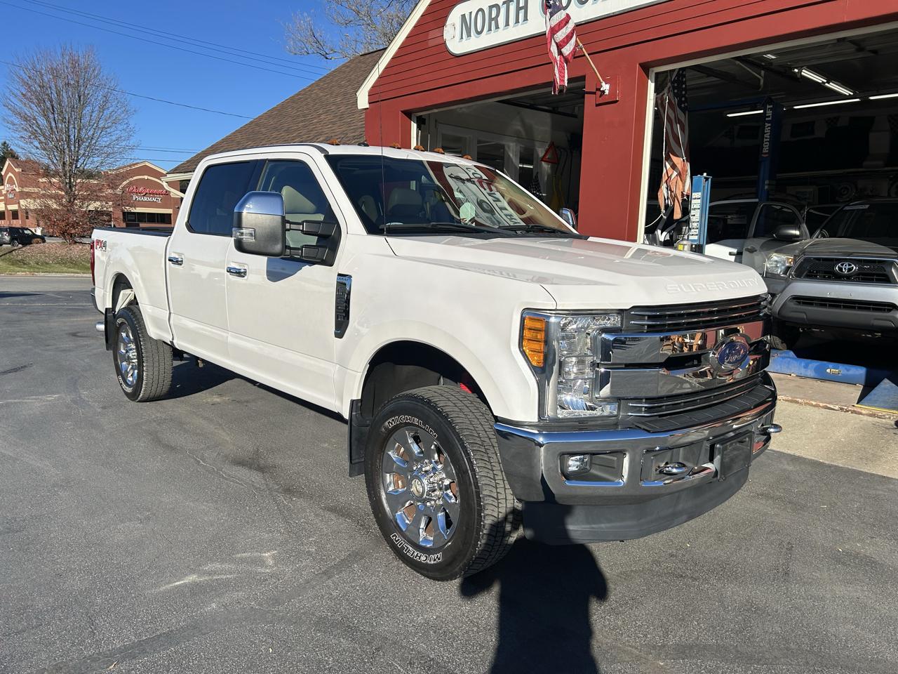 Ford Super Duty F-350 SRW Lariat 4WD Crew Cab 6.75' Box 2017