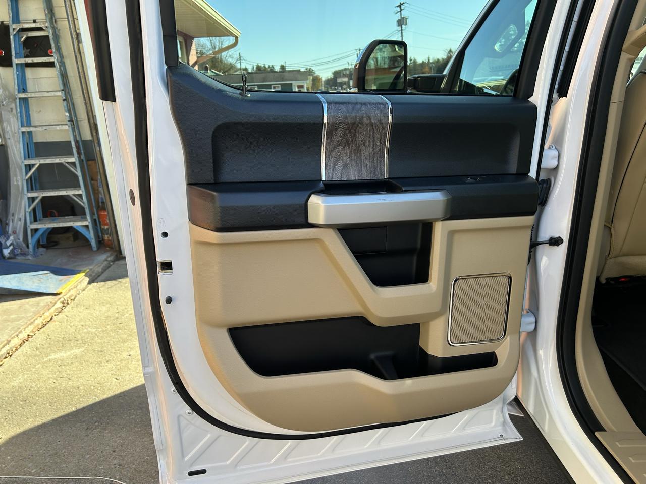 Ford Super Duty F-350 SRW Lariat 4WD Crew Cab 6.75' Box 2017