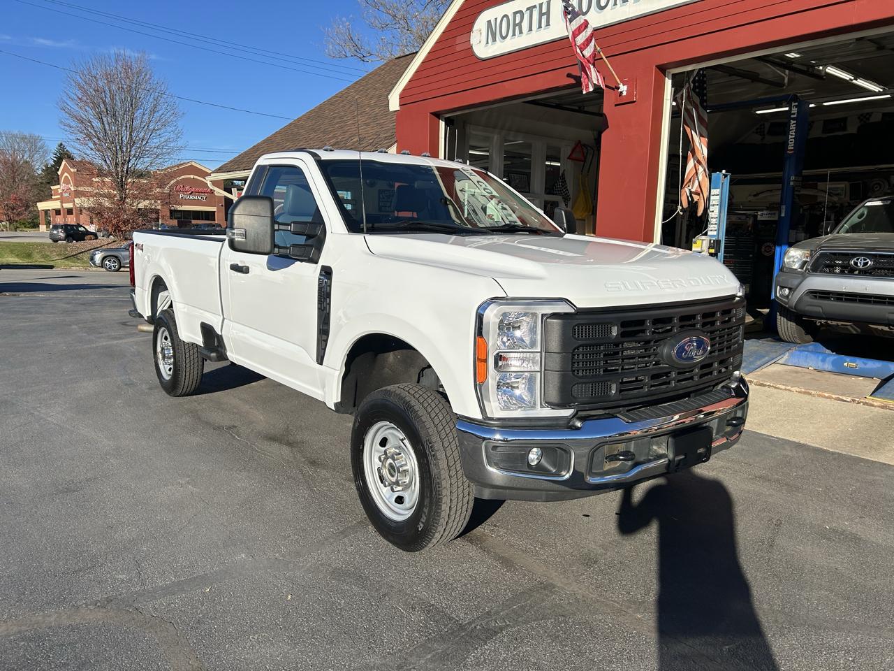 Ford Super Duty F-250 SRW XL 4WD Reg Cab 8' Box 2023