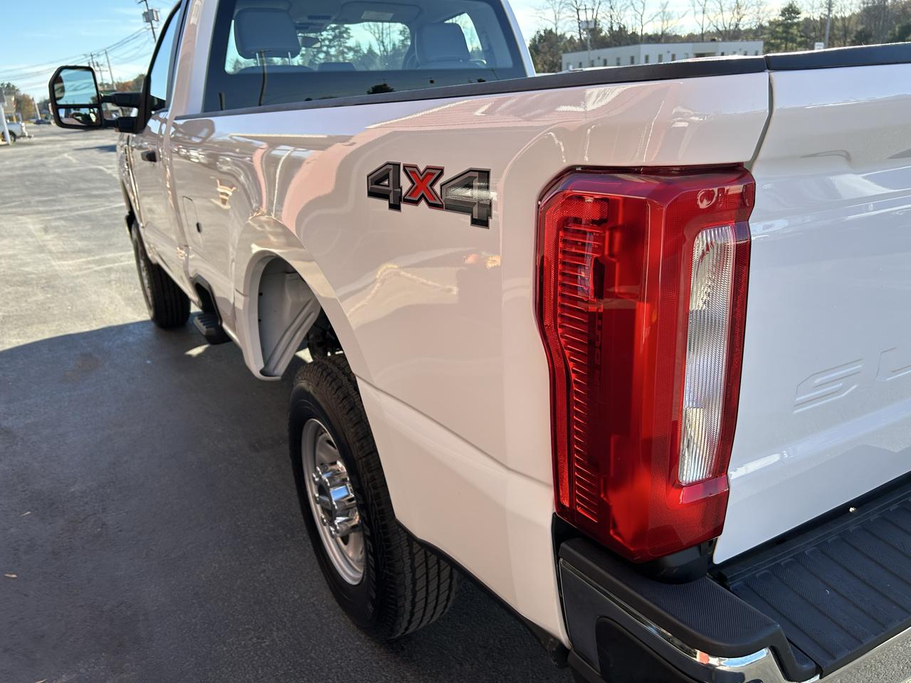 Ford Super Duty F-250 SRW XL 4WD Reg Cab 8' Box 2023