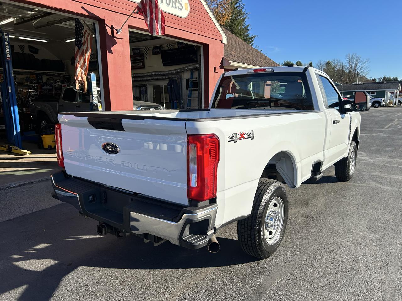 Ford Super Duty F-250 SRW XL 4WD Reg Cab 8' Box 2023