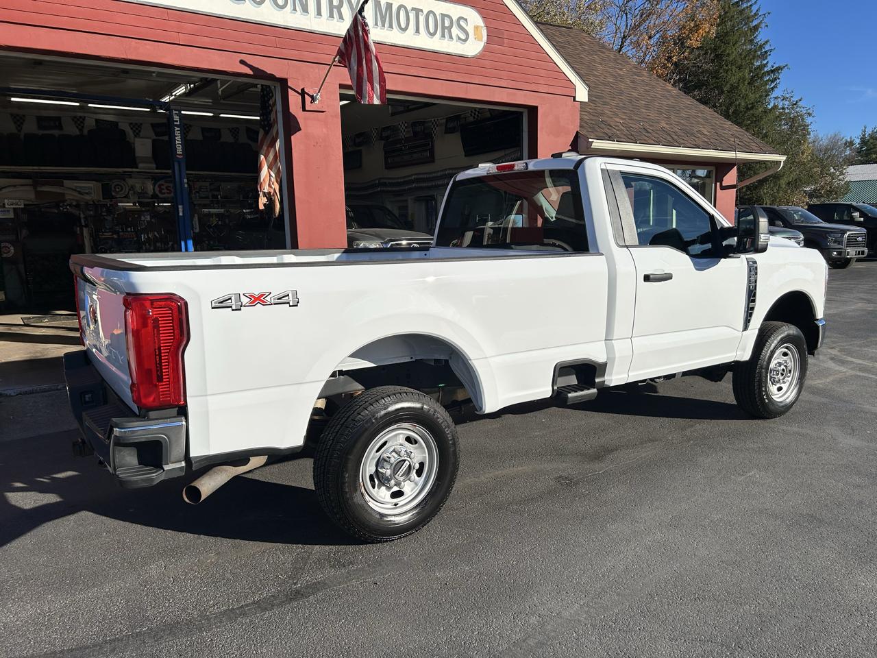 Ford Super Duty F-250 SRW XL 4WD Reg Cab 8' Box 2023