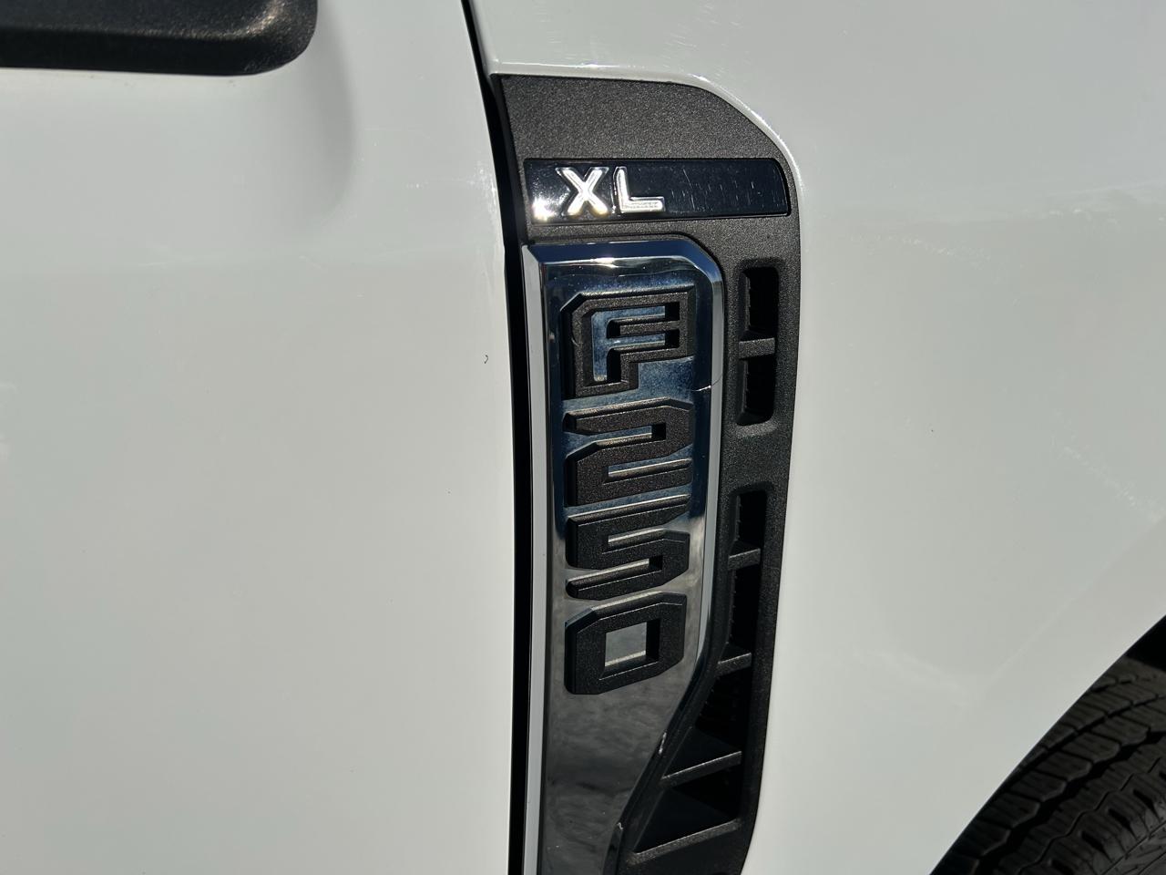 Ford Super Duty F-250 SRW XL 4WD Reg Cab 8' Box 2023