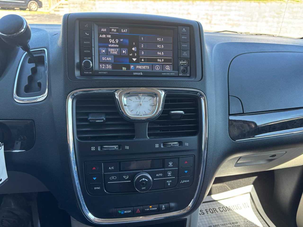 Chrysler Town & Country 4dr Wgn Touring 2013