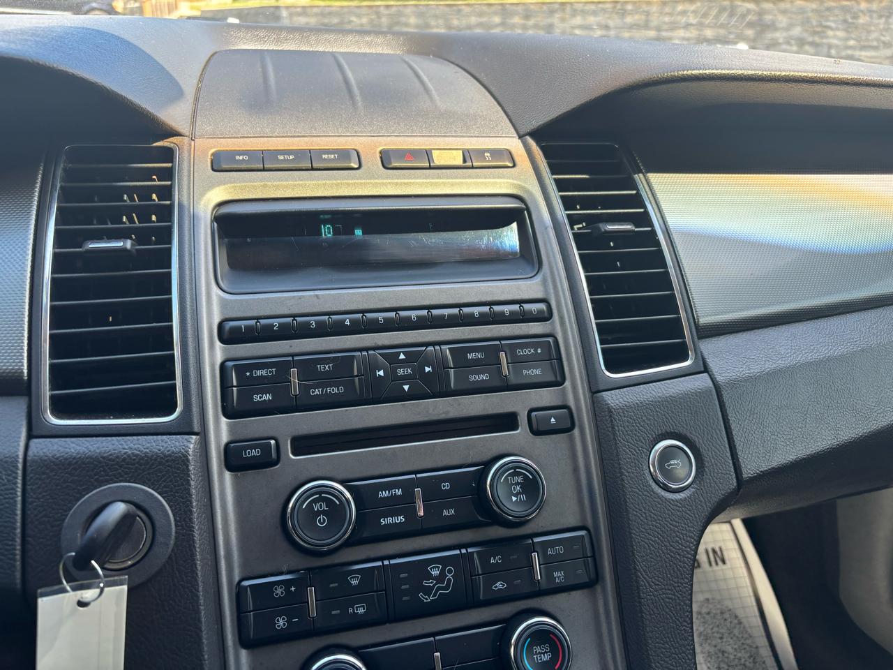 Ford Taurus 4dr Sdn SEL FWD 2010