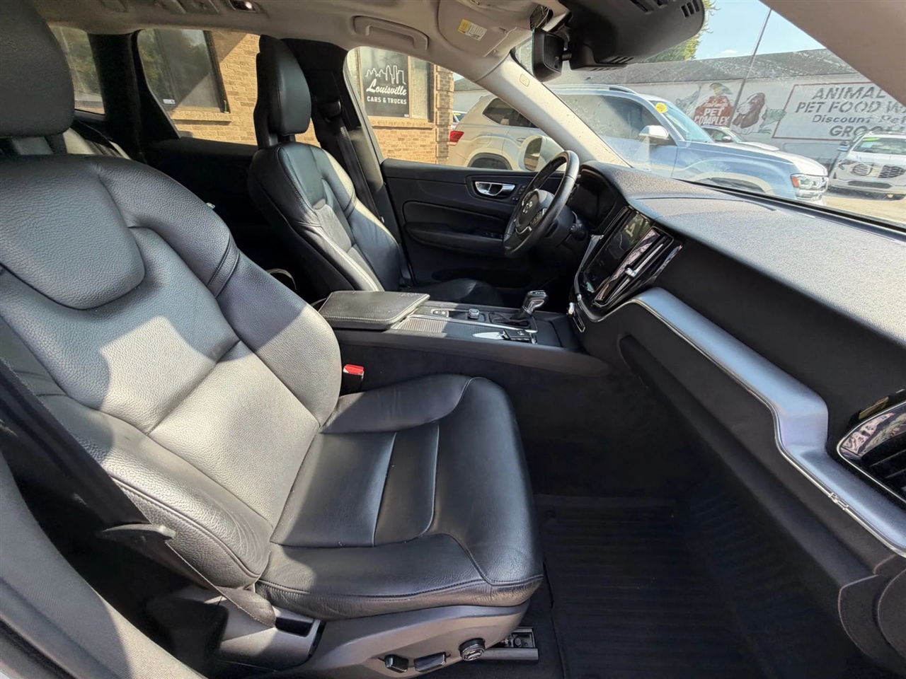 2018 Volvo XC60 T5 Momentum photo 11