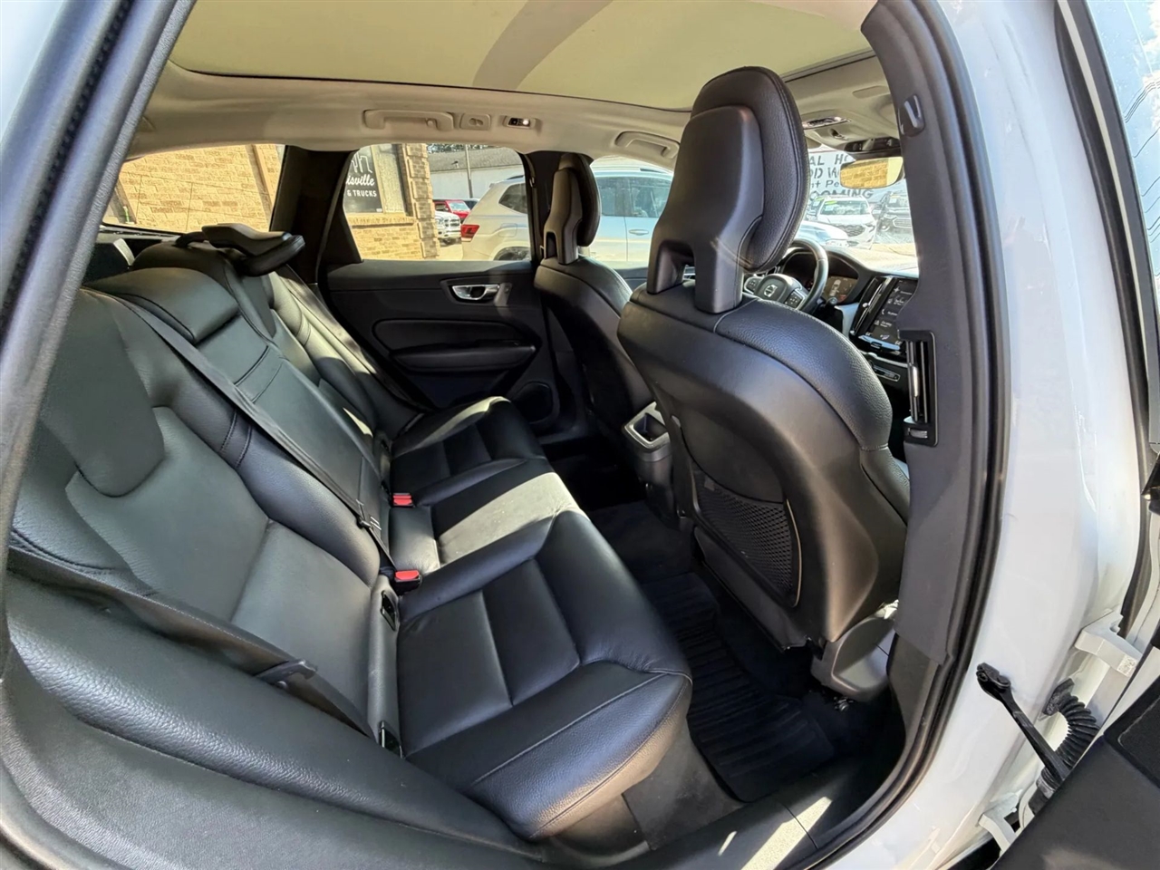 2018 Volvo XC60 T5 Momentum photo 29