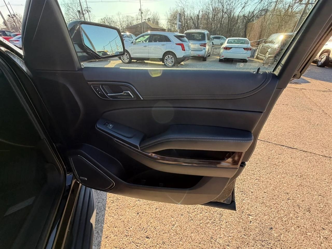 Chevrolet Suburban 4WD 4dr 1500 LT 2019