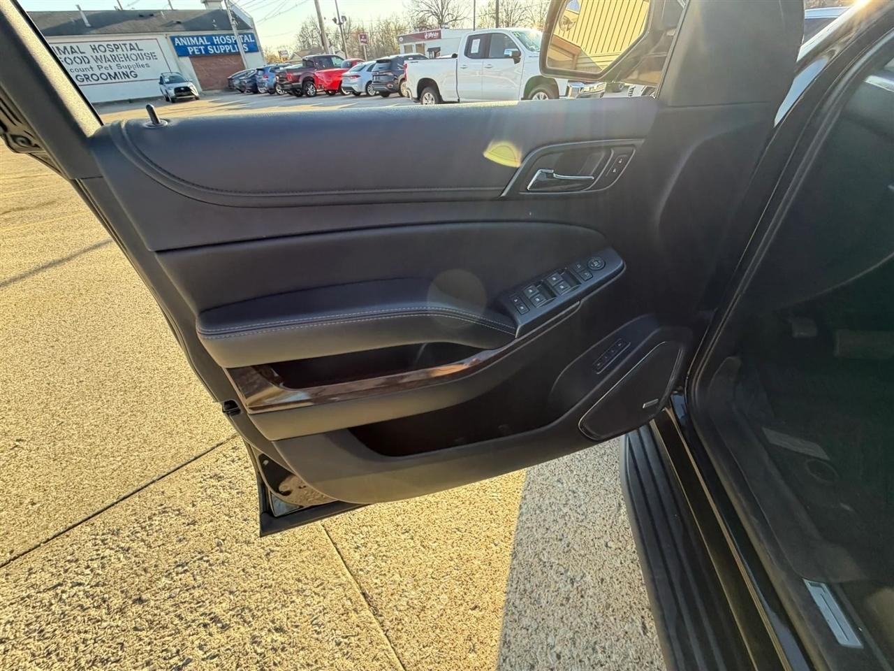 Chevrolet Suburban 4WD 4dr 1500 LT 2019