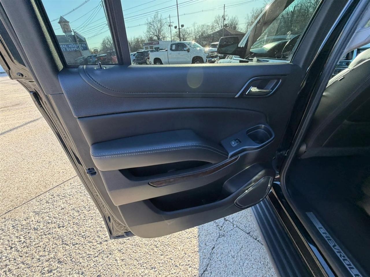 Chevrolet Suburban 4WD 4dr 1500 LT 2019