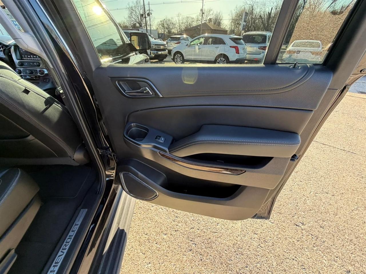 Chevrolet Suburban 4WD 4dr 1500 LT 2019