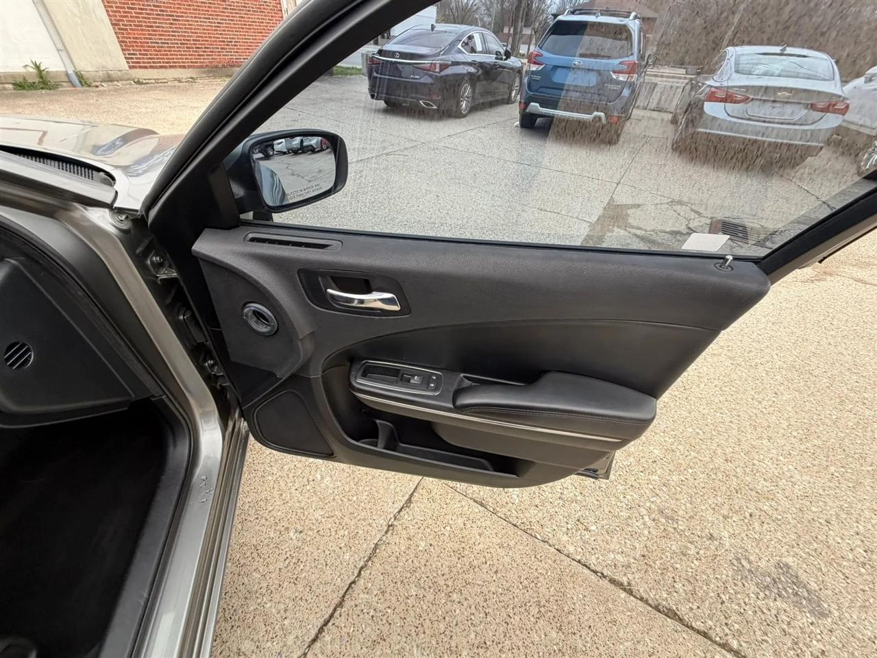 Dodge Charger 4dr Sdn SE RWD 2011