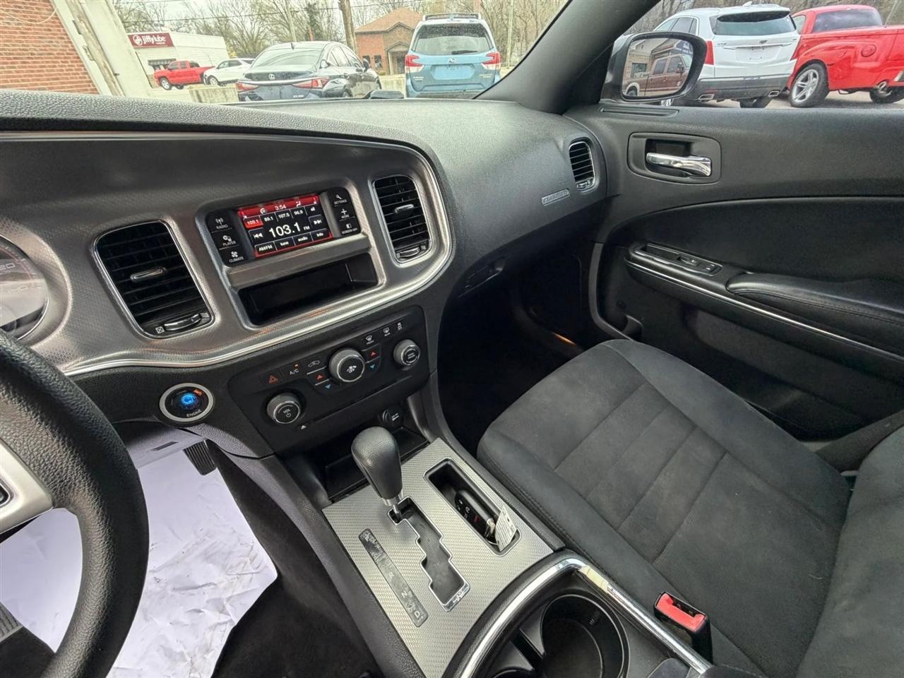 Dodge Charger 4dr Sdn SE RWD 2011