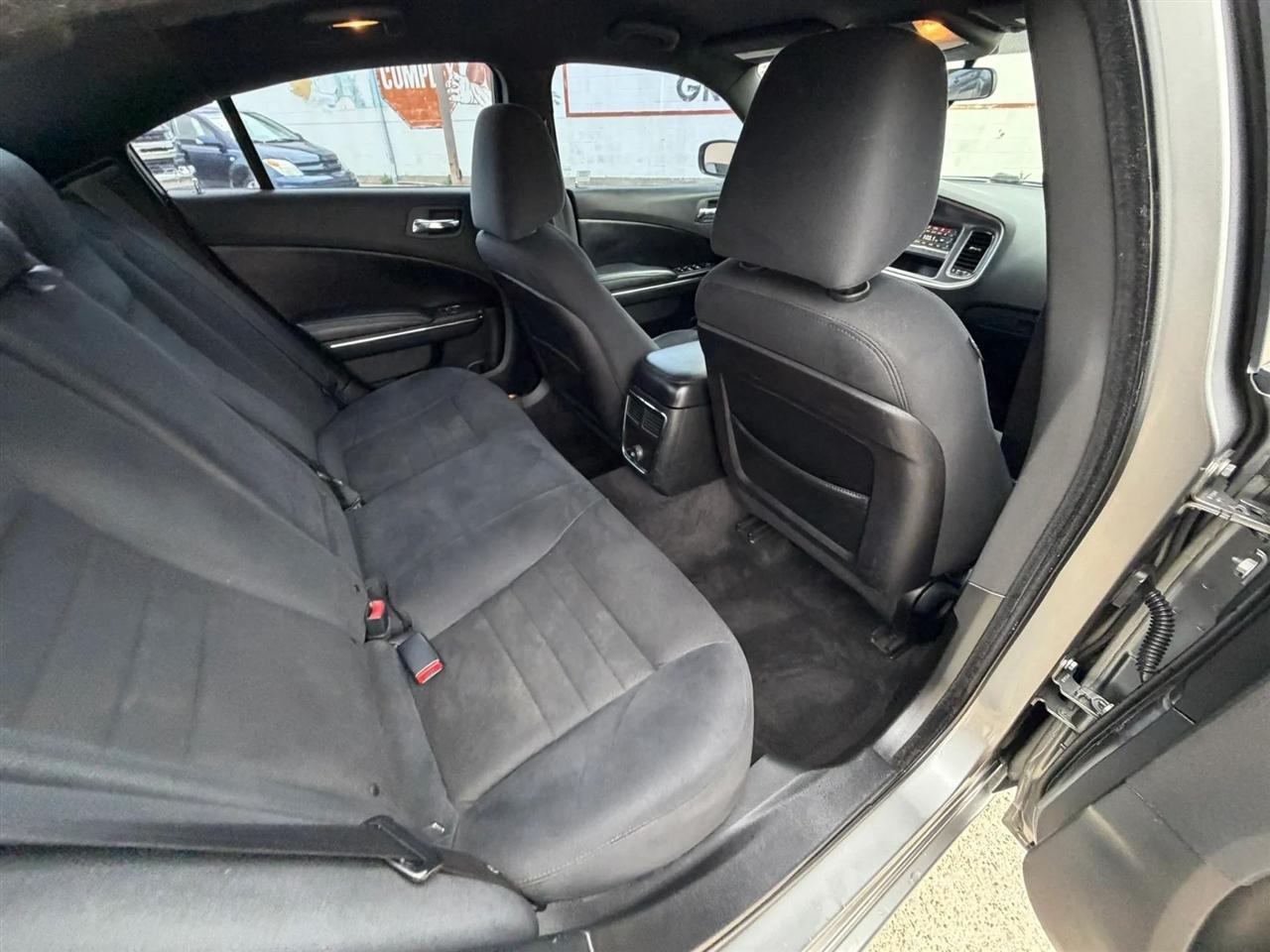 Dodge Charger 4dr Sdn SE RWD 2011