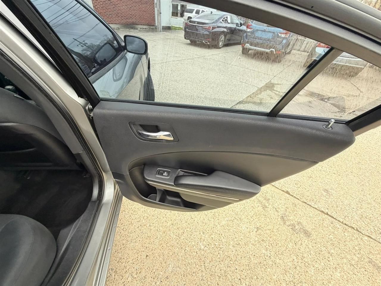 Dodge Charger 4dr Sdn SE RWD 2011