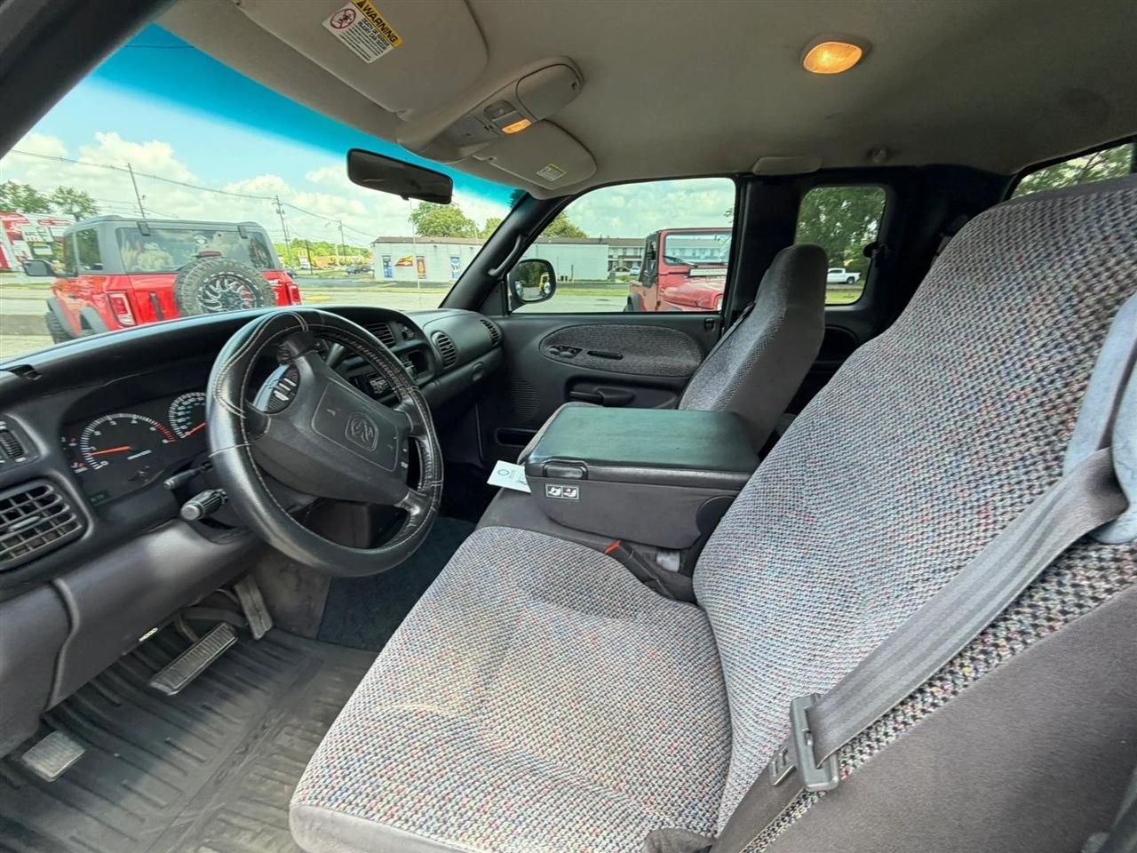 Dodge Ram 1500 4dr Quad Cab 139" WB 2001