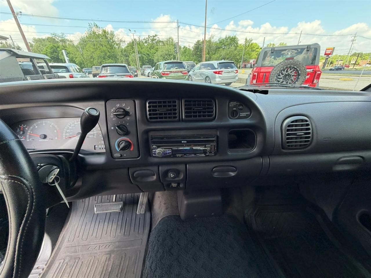 Dodge Ram 1500 4dr Quad Cab 139" WB 2001