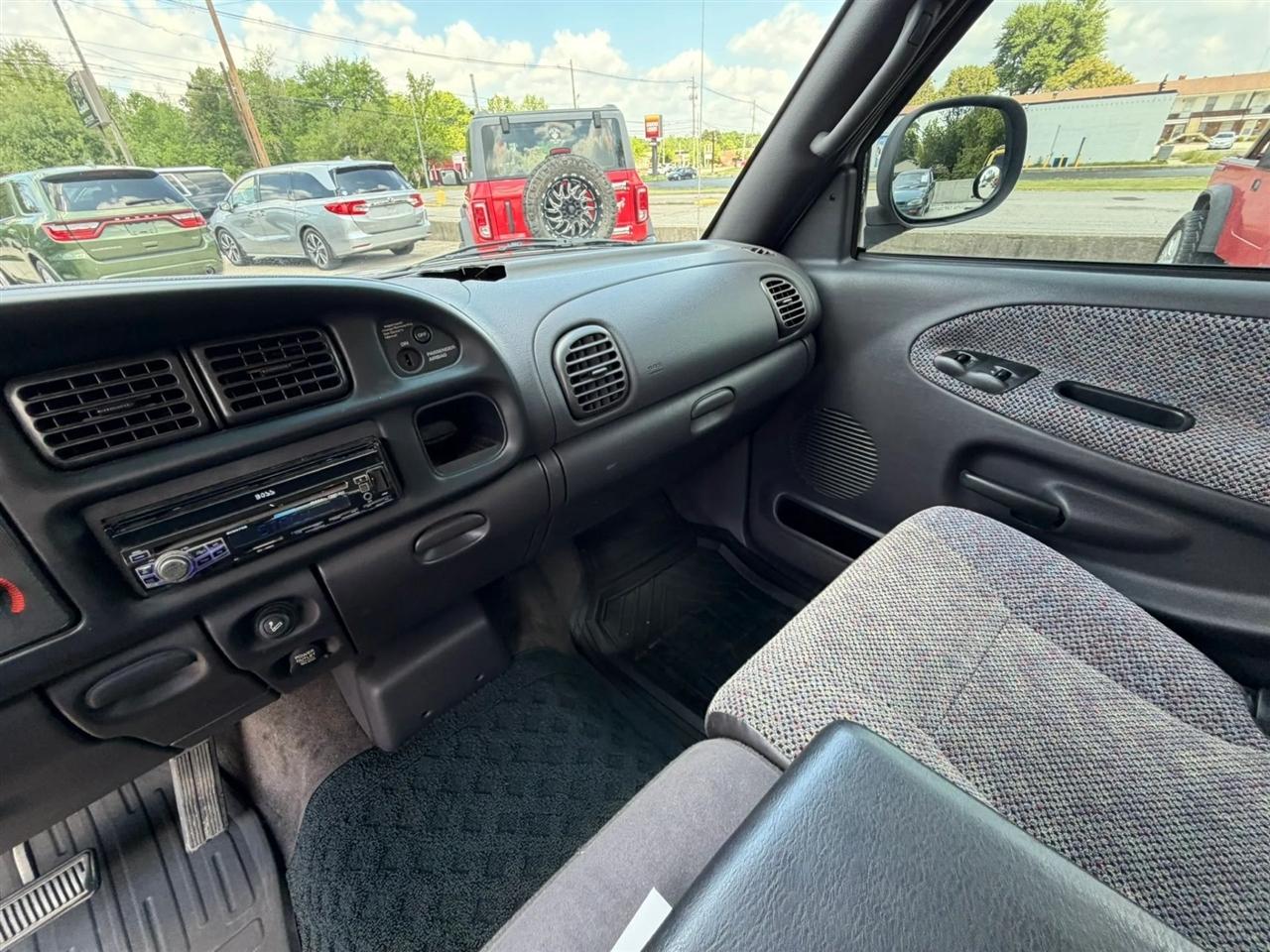 Dodge Ram 1500 4dr Quad Cab 139" WB 2001