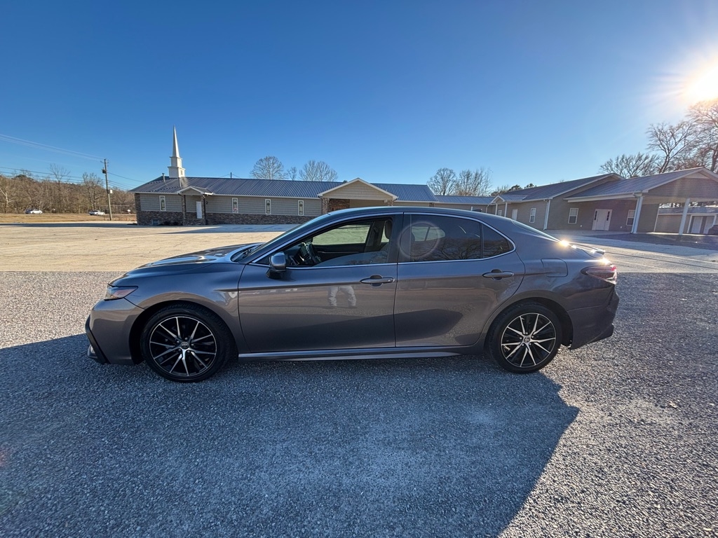 Toyota Camry SE 2021