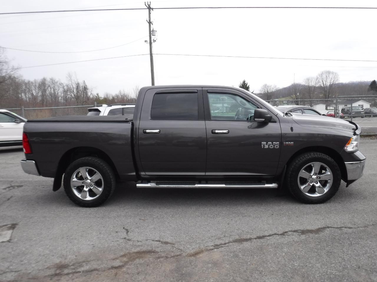 RAM 1500 Big Horn 4x4 Crew Cab 5'7" Box 2017