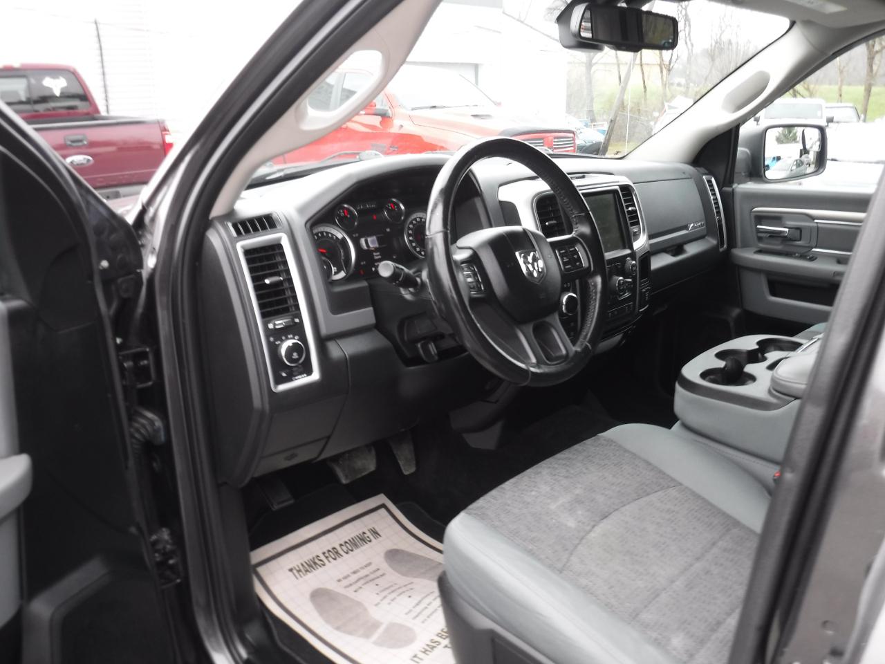 RAM 1500 Big Horn 4x4 Crew Cab 5'7" Box 2017