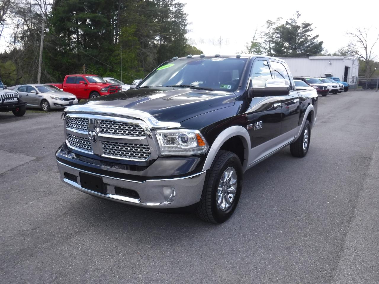 RAM 1500 4WD Crew Cab 140.5" Laramie 2016