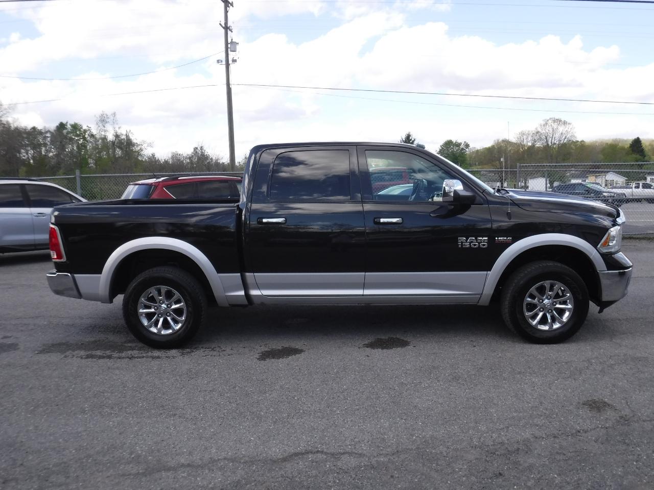 RAM 1500 4WD Crew Cab 140.5" Laramie 2016